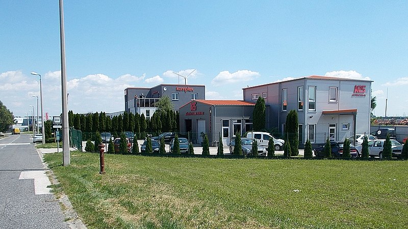 File:Kálmán Racing automotive repair centre, 2018 Győr.jpg