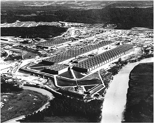 מפעל K-25 להעשרת אורניום בדיפוזיה גזית באוק רידג'. השטח הבנוי הוא 800 × 300 מטר.