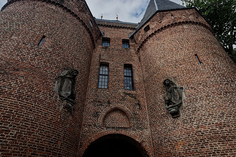 File:Kampen - IJsselkade - View ESE on 14th Century Koornmarktspoort I.jpg