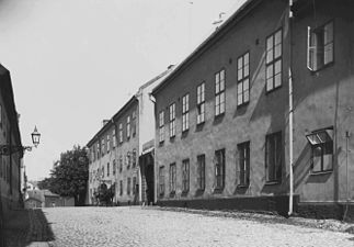 Fasad mot nuvarande Bjurholmsgatan omkring 1910.