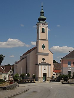 Kath. Pfarrkirche Mariä Himmelfahrt in Eisgarn.jpg