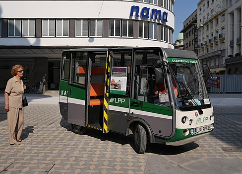 Kavalir - besplatna električna vozila koja voze starije i bespomočne po centru Ljubljane.