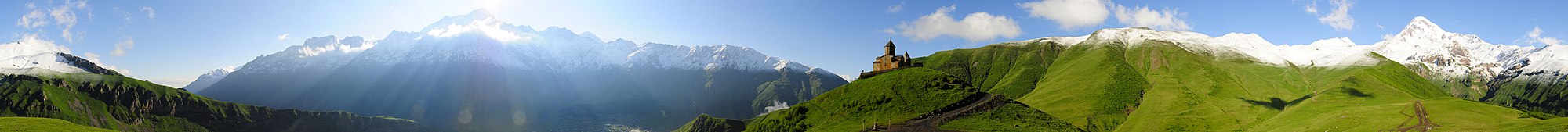 De Drievuldigheidskerk van Gergeti en de Kazbek