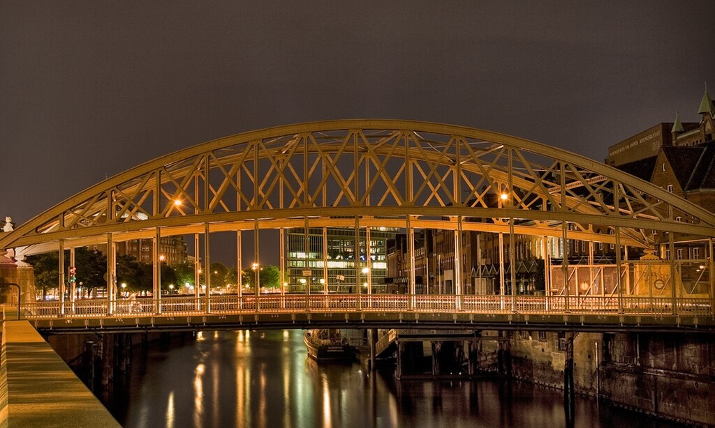 Kornhausbrücke in Speicherstadt Hamburg, by night