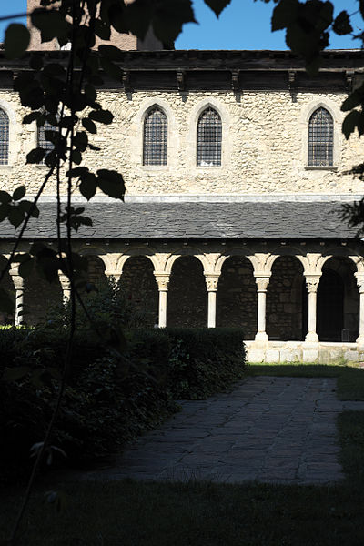 File:La Seu d’Urgell Catedral Santa María Claustro 437.jpg