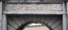 Latin proverb overdoorway in Netherlands: "No one attacks me with impunity" Latijnse tekst boven portaal.JPG