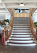 Escalier intérieur menant au pont supérieur (1ère) du bateau Savoie - 2019