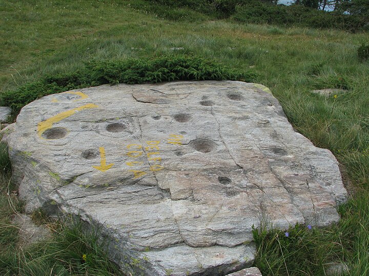 Ungefähr zwei Meter großer Stein in der Nähe des Ortes Lillianes im Aostatal in Norditalien, dessen ungefähr 4200 vor Christi Geburt hergestellte Mulden mit den Plejaden identifiziert wurden.[15]