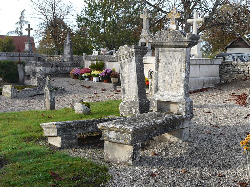 File:Limeyrat vieux cimetière tombes.JPG