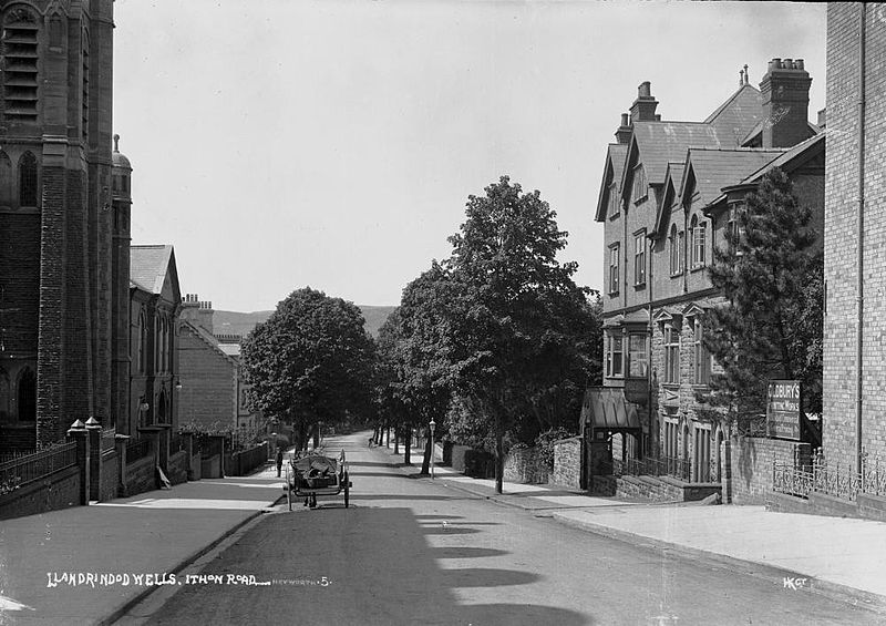 File:Llandrindod Wells, Ithon Road (1293892).jpg