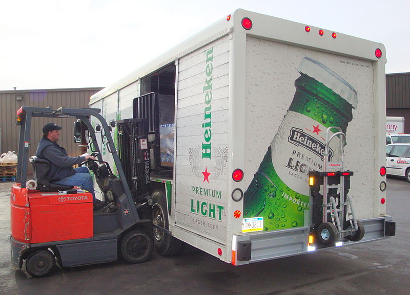 File:Loading Navistar 4300 Heineken Light.jpg