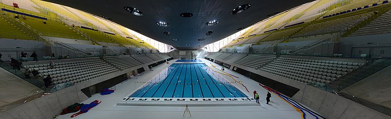 Panorama över insidan av London Aquatics Centre taget i april 2012. De gula stolarna togs bort efter spelen.