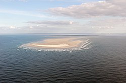 The high sand Mellumplate with the remains of the wreck in the center of the picture