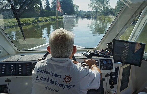 L'écluse d' Escommes à Maconge sur le canal de Bourgogne (France)