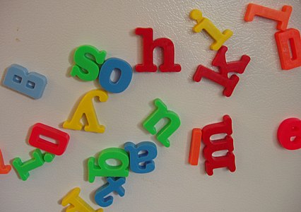 Des lettres fixées au réfrigérateur au moyen d'aimants.