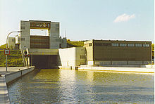 Schleuse Bachhausen (Unterwasser), 2005
rechts das Pumpenhaus zur Wasserförderung in die Scheitelhaltung des Kanals und in den Dürrlohsee (oben hinter Pumpenhaus)[36]