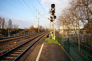 מיינץ- Abzweigstelle Kaiserbrücke West- Haltestelle Mainz Nord- auf Bahnsteig zu Gleis 1- Richtung Wiesbaden- ungültige Signale 16.3.2014.jpg