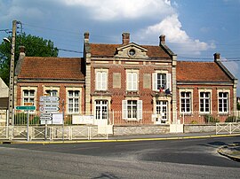 Mairie-école de Pontarmé sur la rue principale