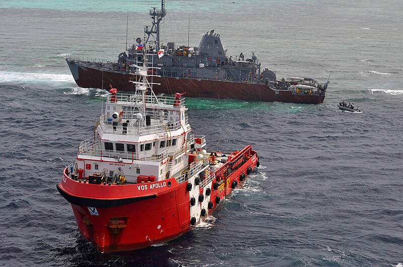 File:Malaysian tug prepares for de-fueling near USS Guardian.jpg