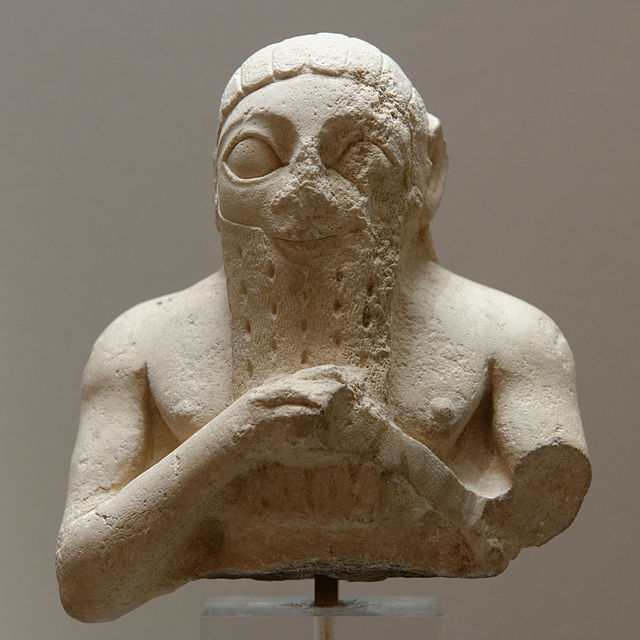 Mužská busta, možno Lugal-kisal-si, urucký kráľ. Vápenec, ranodynastické obdobie III. Z Adabu (Bismaya).