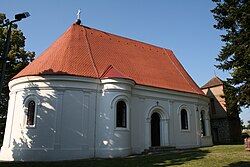 Autre vue de l'église avec le chevet et le toit