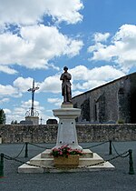 Poilu au repos (monument aux morts)