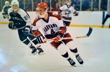 Mark Benning spielt Eishockey bei Harvard.png