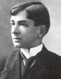 svart -hvitt fotoportrett av en ung hvit mann i slipsdrakt.