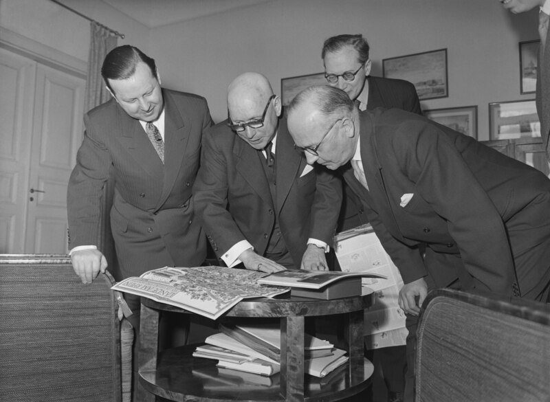 File:Mayor of Helsinki, Eero Rydman, with guests from Düsseldorf 1953 (JOKAUAS4 93-3).tif