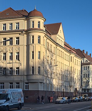 "Mehrfamilienhaus_Hofer_Straße_84.jpg" by User:Augustgeyler