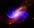 Image composite de M106 utilisant les données captées dans le visible par le relevé DSS (en jaune), dans le domaine des ondes radio par le VLA (en violet), dans le domaine des rayons X par le télescope spatial Chandra (en bleu) et dans l'infrarouge par le télescope spatial Spitzer (en rouge)[23].