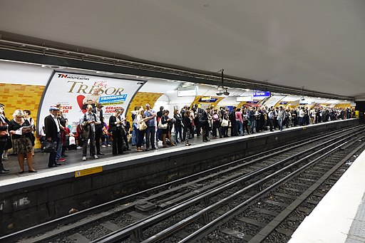 Metro Paris - Ligne 6 - station Etoile platform