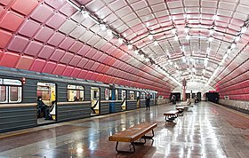 Metrobudivnikiv station 4 with train, Dnipropetrovsk.jpg