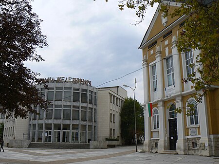 Mezdra-Railwaymen-House-and-school-Hristo-Botev.jpg