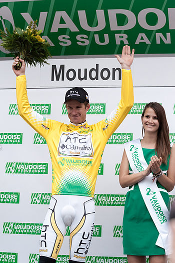 Michael Rogers avec le maillot jaune sur le podium de l'étape