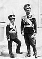 Alexei con il padre Nicola II, in uniforme militare