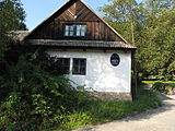 Čeština: Štít domu v Mokřanech (obec Velké Popovice). Okres Praha-východ, Česká republika. English: Gable in Mokřany village (Velké Popovice municipality, Prague-East District, Czech Republic.