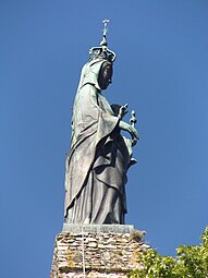 Farbfoto einer weiblichen Statue aus oxidiertem Kupfer.