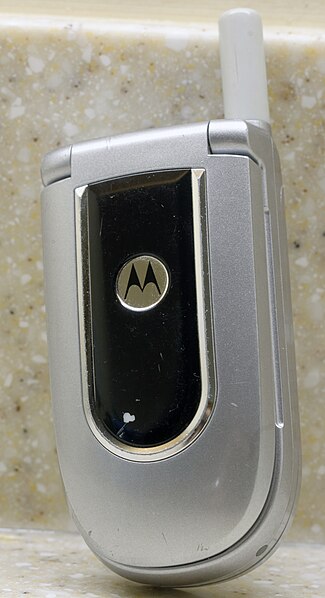 File:Motorola flip phone, closed.jpg