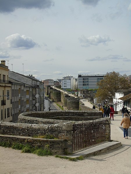 File:Muralla Romana.201 - Lugo.jpg