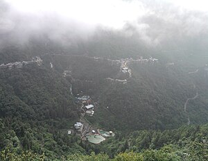 Pemandangan Mussoorie dari puncak bukit.