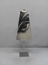 Χάρτινο φόρεμα με τυπωμένη ασπρόμαυρη φωτογραφία ματιού. Από τη συλλογή "Poster dress" του Harry Gordon. 1967. Συλλογή ΠΛΙ, Ναύπλιο