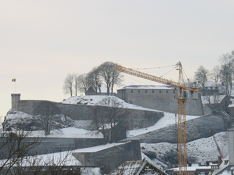 File:Namur Citadele with Crane 0974.jpg