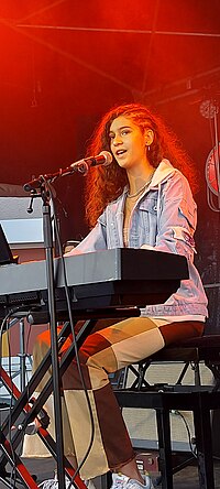 Naomi Ayé: Kubanesch-ungaresch Pianistin a Sängerin