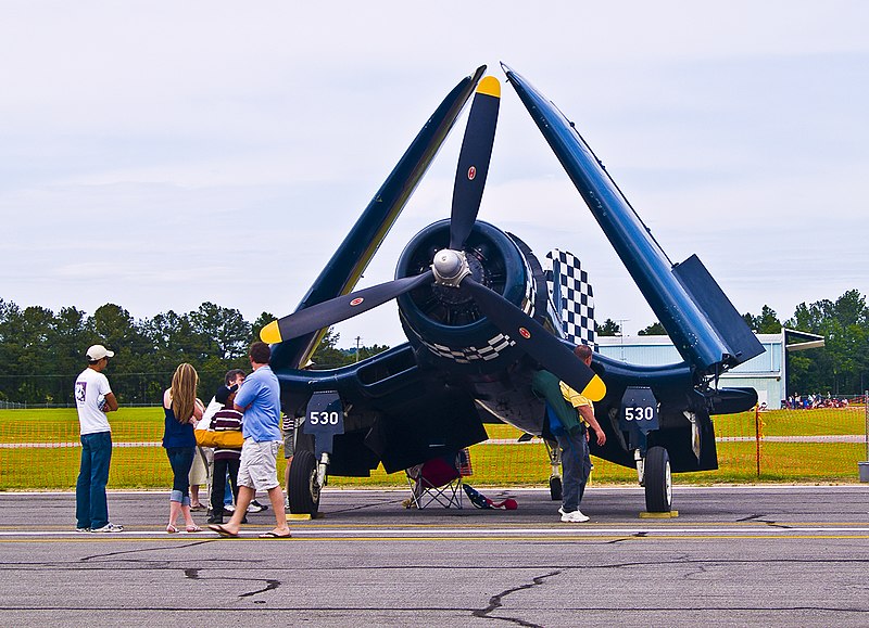 a 2 c est mieux... - Page 11 800px-Navy_F4U_Corsair_with_Wings_Folded_%284600347061%29