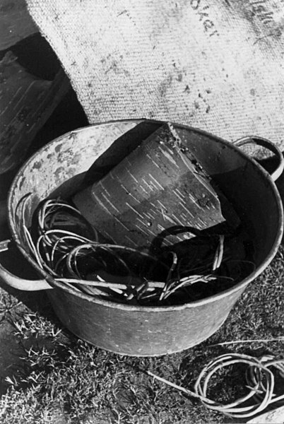 File:Neversøkk til garn, materialene, teger og never bløtes i balje. Nuorgam, Utsjoki, Finland. 1948 - Norsk folkemuseum - NF.05109-070.jpg
