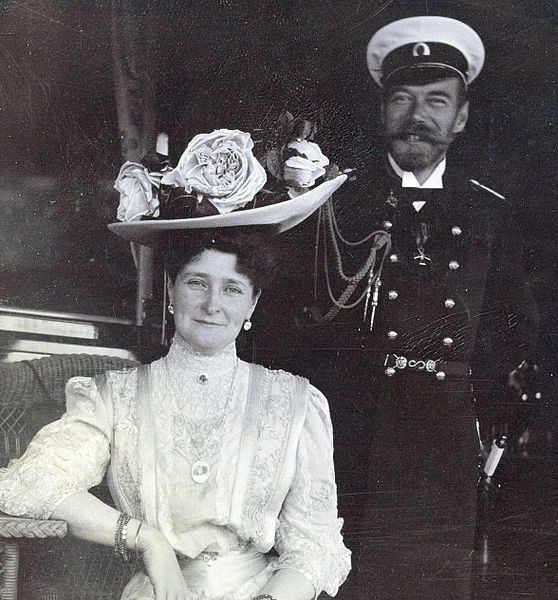 File:Nicholas-and-Alexandra-the-romanovs-12206241-581-725.jpg