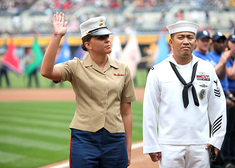 File:Non-commissioned officers of the quarter honored at Padres game DVIDS564742.jpg