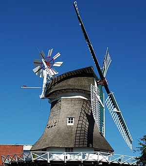 Inselmühle Norderney. Der Fuchs auf dem Bremsbalken hat dekorativen Charakter und sollte in erster Linie Vögel, die sich des Getreides annehmen wollten, vertreiben.