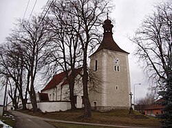 Zvonice a filiální kostel v Obratani.